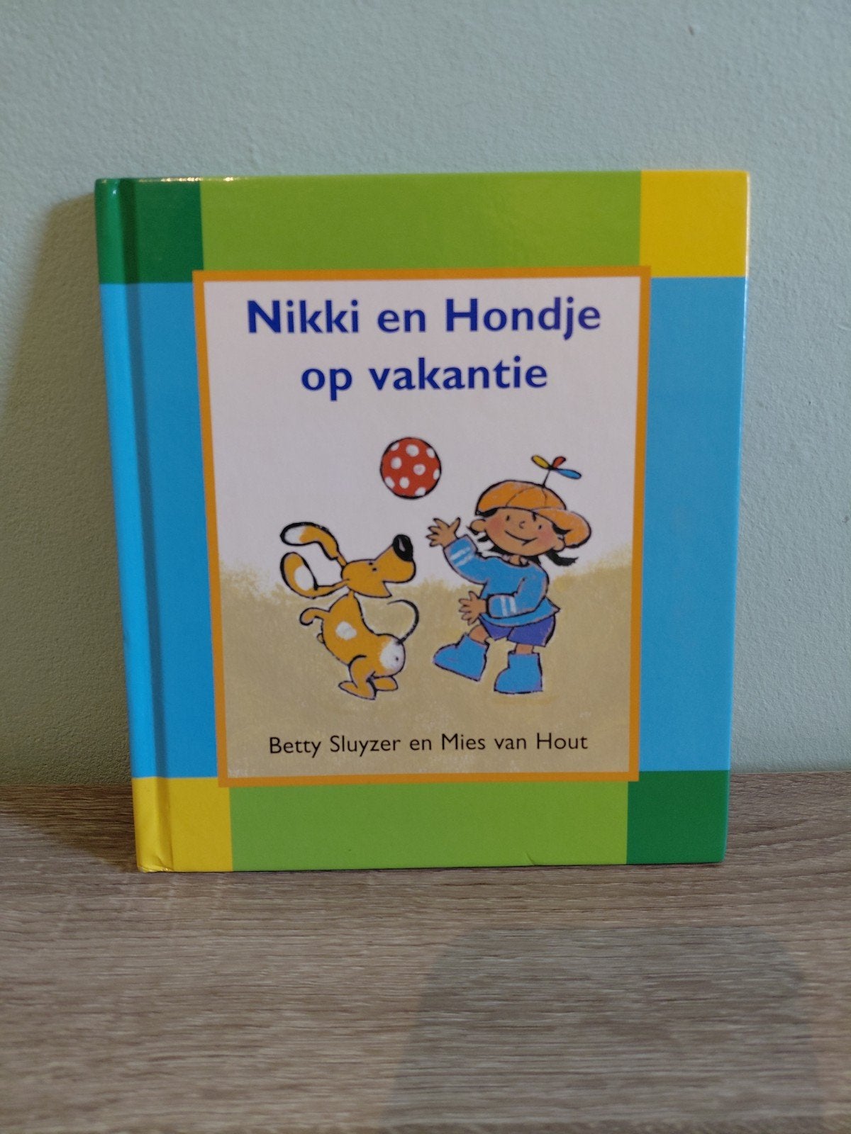 Nikki en Hondje op vakantie - Peuterboekje, Ophalen of Verzenden, Zo goed als nieuw, Betty Sluyzer en Mies van Hout, 2 tot 3 jaar