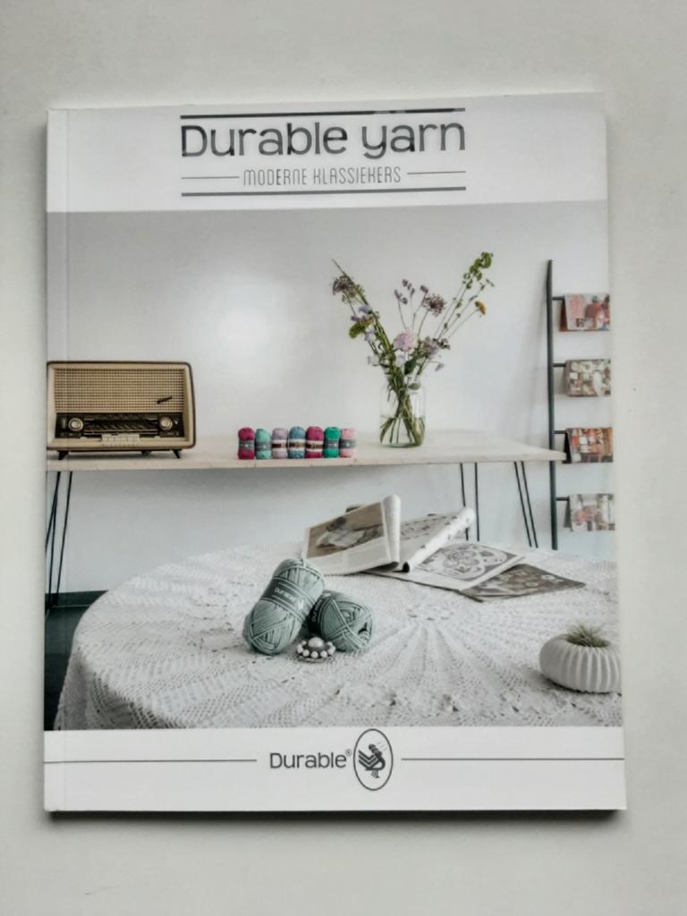 Durable Yarn moderne klassiekers haken, Hobby en Vrije tijd, Breien en Haken, Ophalen of Verzenden, Zo goed als nieuw