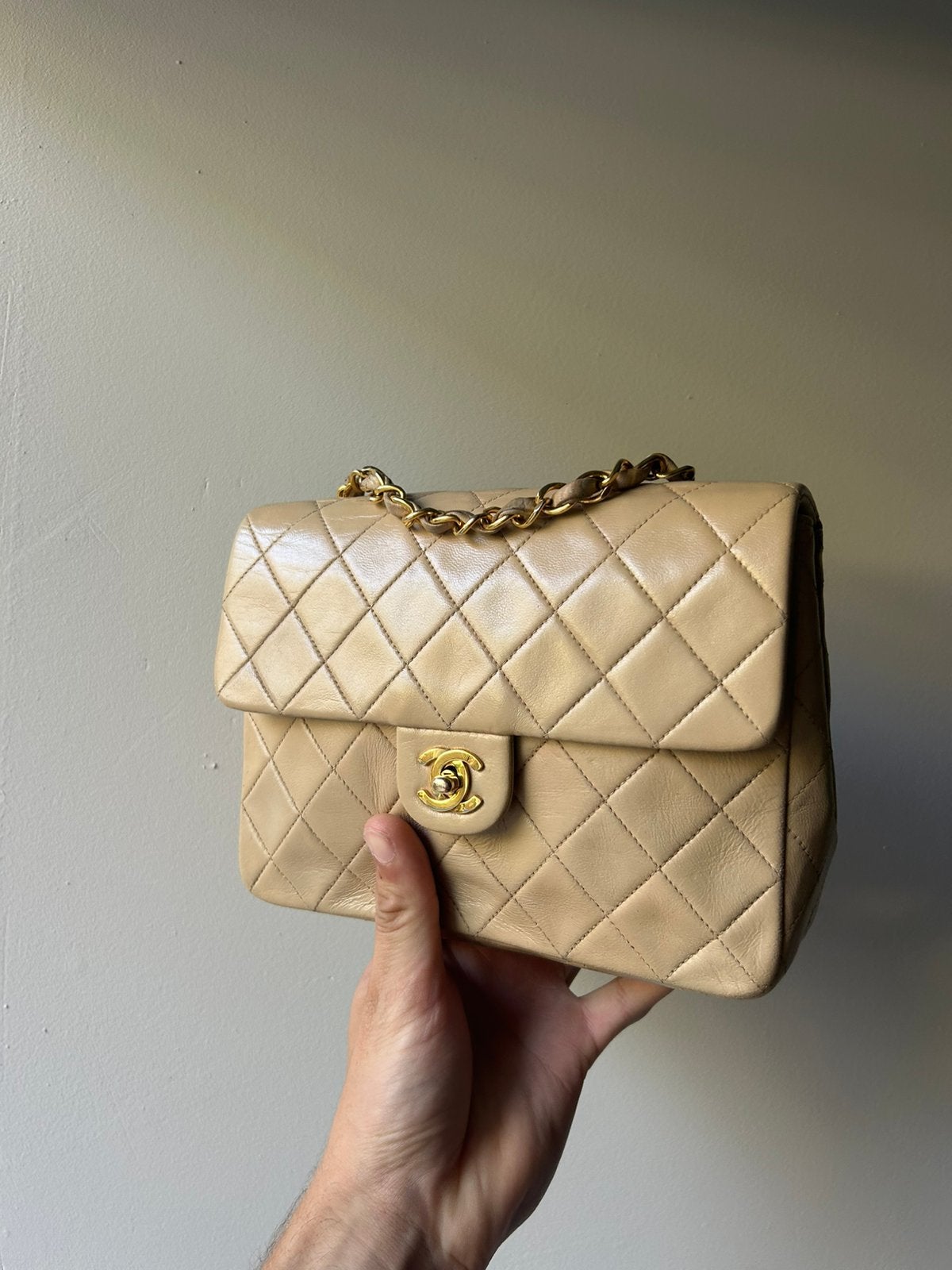 Chanel classic flap beige, Ophalen of Verzenden, Zo goed als nieuw, Beige, Schoudertasje