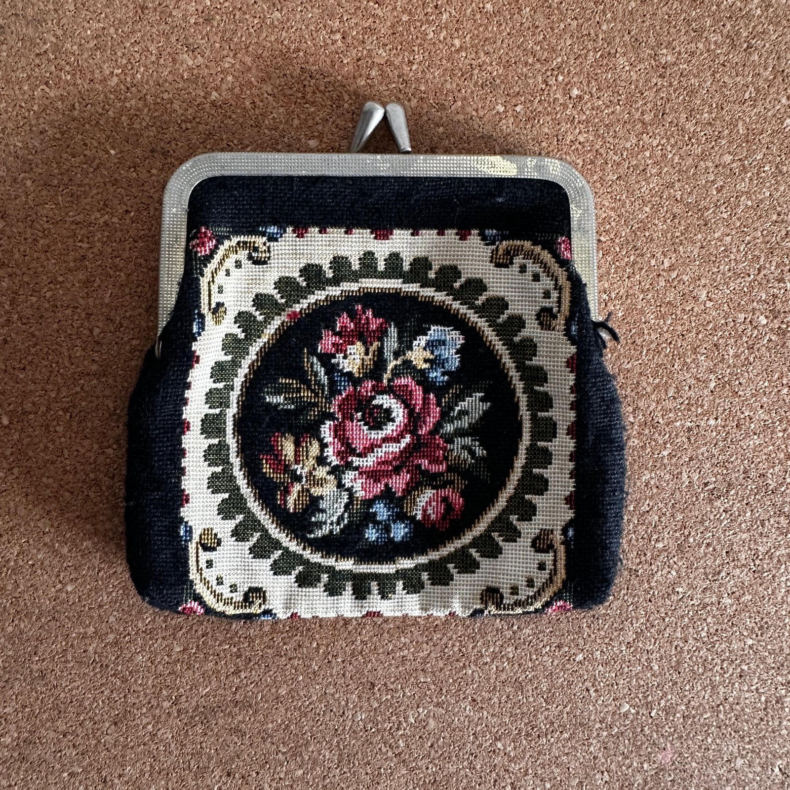 Vintage geborduurde portemonnee met bloemenpatroon, Overige merken, Gebruikt, Zwart, Ophalen of Verzenden