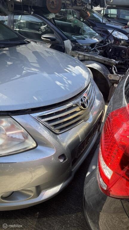Voorbumper w265 Toyota Avensis Wagon III ('06-'15), Ophalen, Gebruikt, Voor, Toyota
