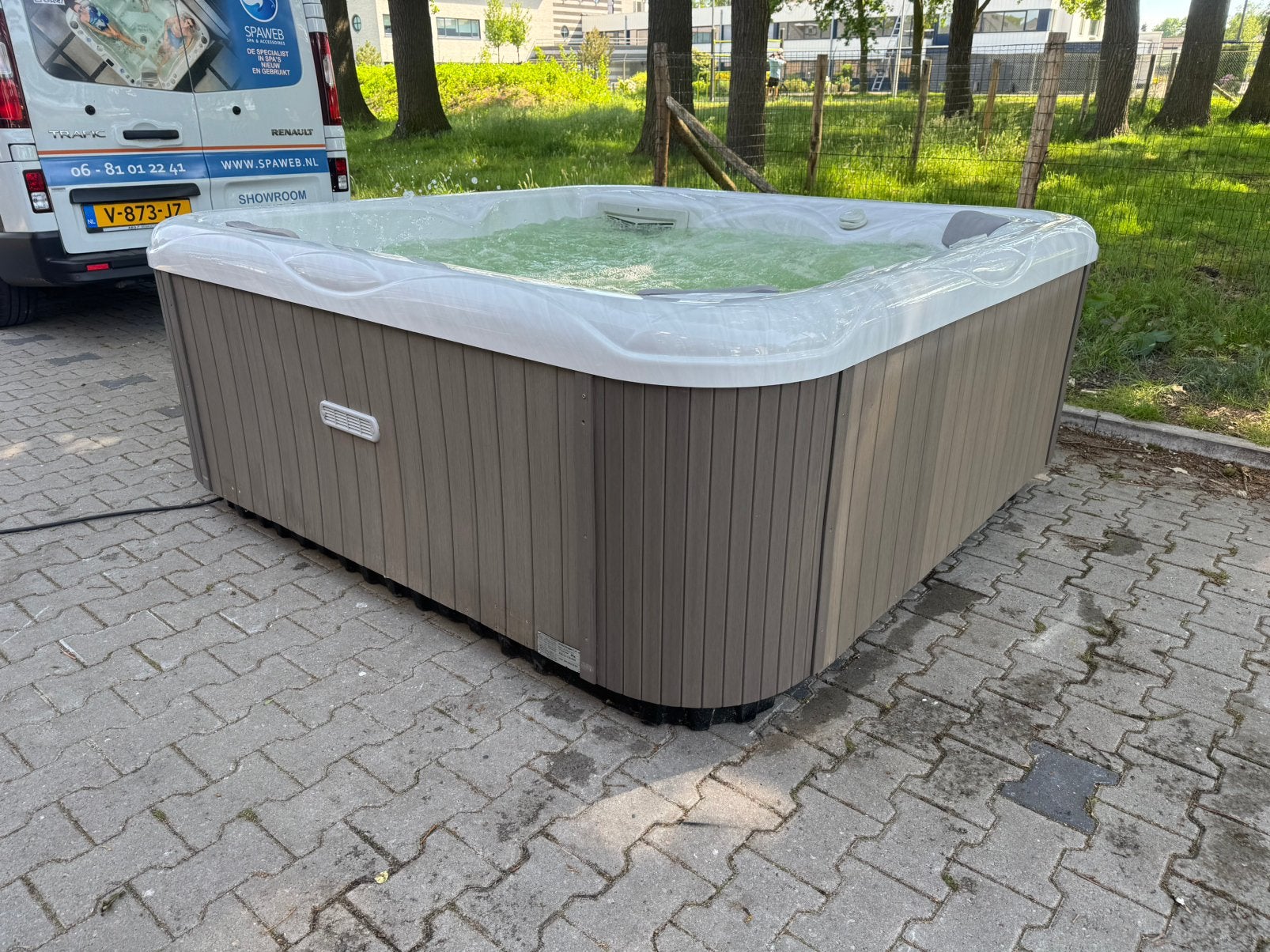 Jacuzzi 6 pers besturing balboa merk Wellis, Tuin en Terras, Bubbelbaden en Hottubs, Ophalen of Verzenden, Gebruikt, Vast