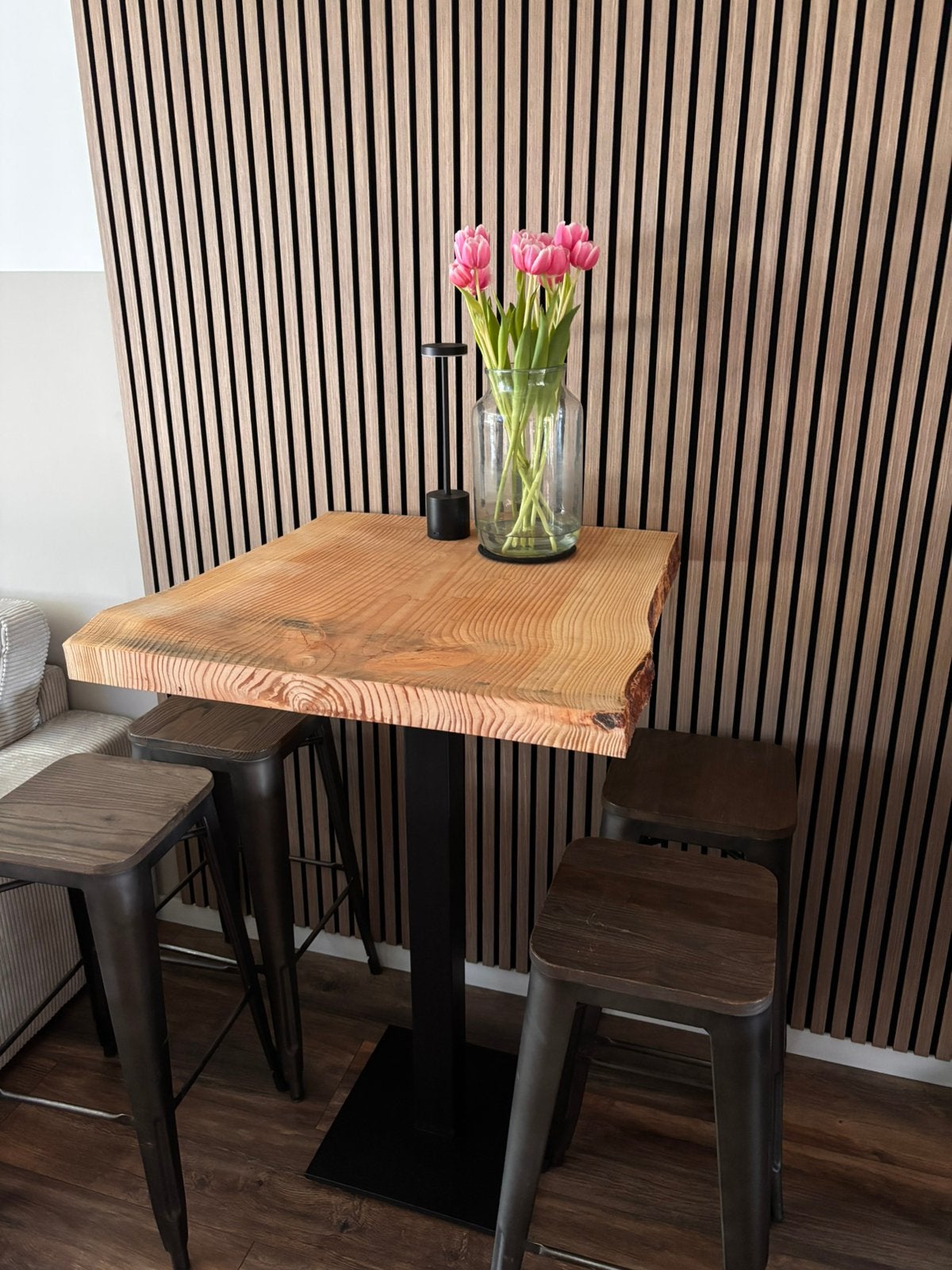 Bar met krukken, Ophalen, Zo goed als nieuw