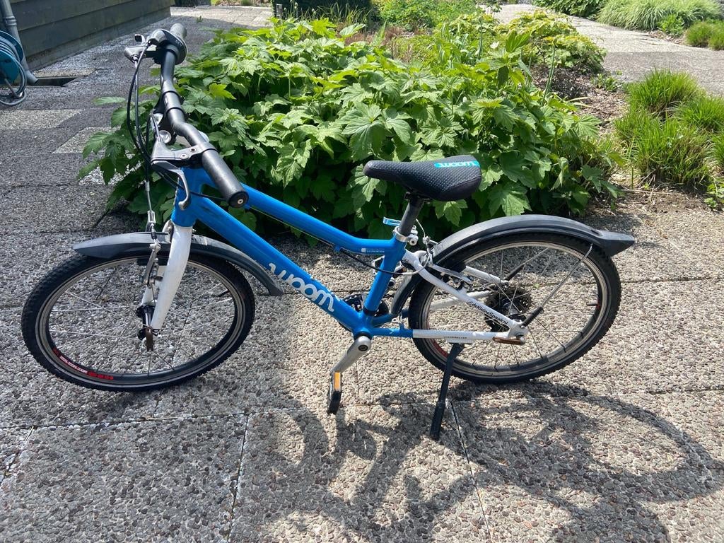 Woom 4 kinderfiets met spatbord en standaard - Blauw, Fietsen en Brommers, Fietsen | Kinderfietsjes, Ophalen, Gebruikt, 20 inch of meer