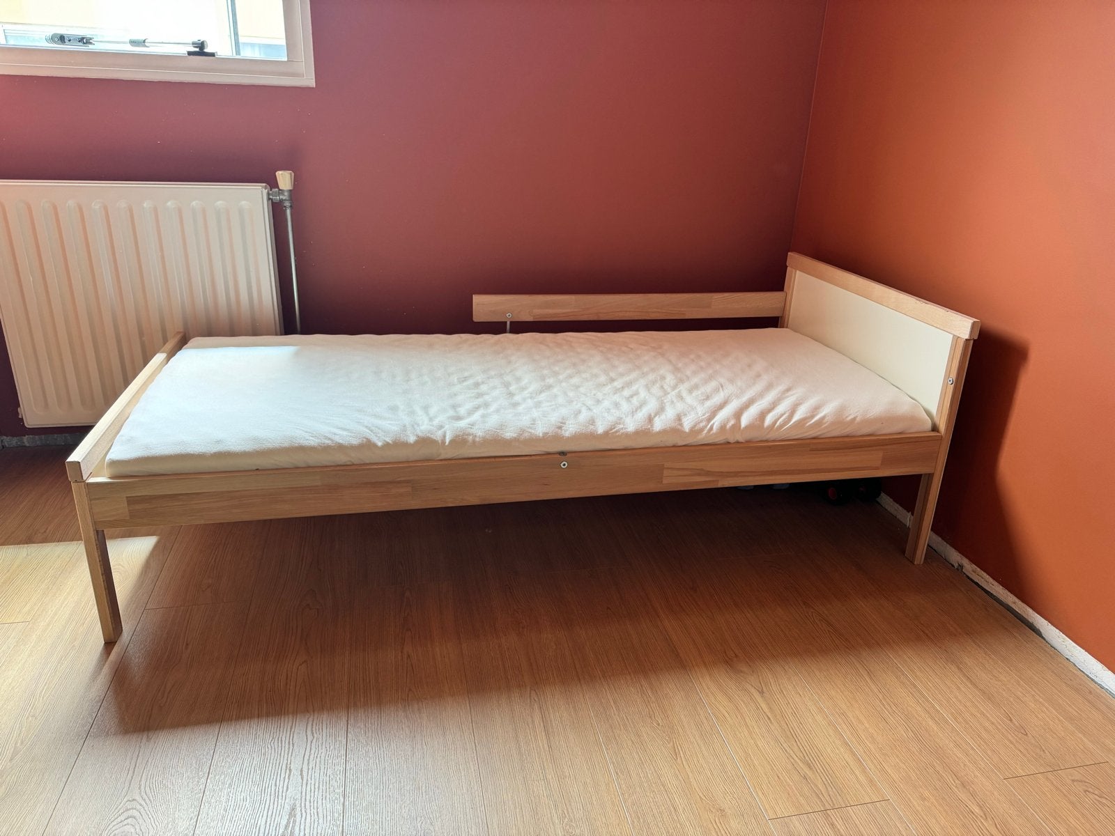 Ikea Sniglar peuterbed met Underlig matras, Ophalen, 70 tot 85 cm, 140 tot 160 cm, Zo goed als nieuw