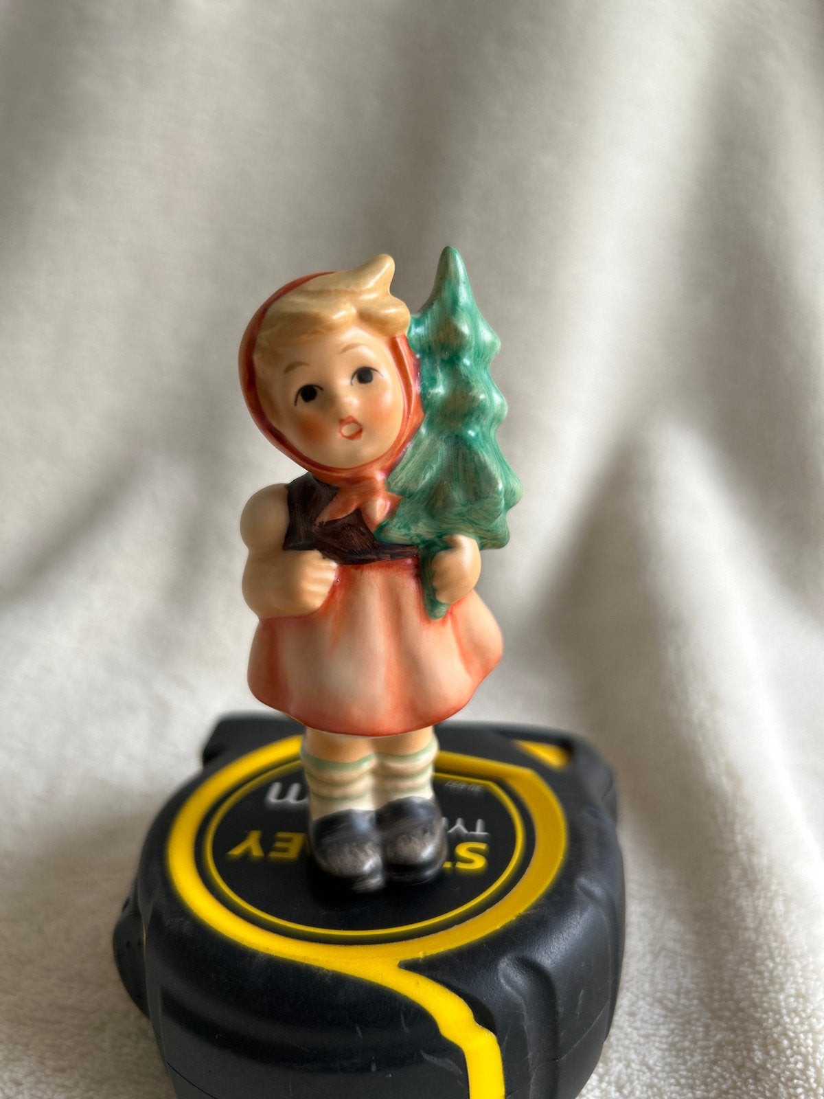 Vintage Hummel beeldje meisje met kerstboom, Ophalen of Verzenden, Gebruikt