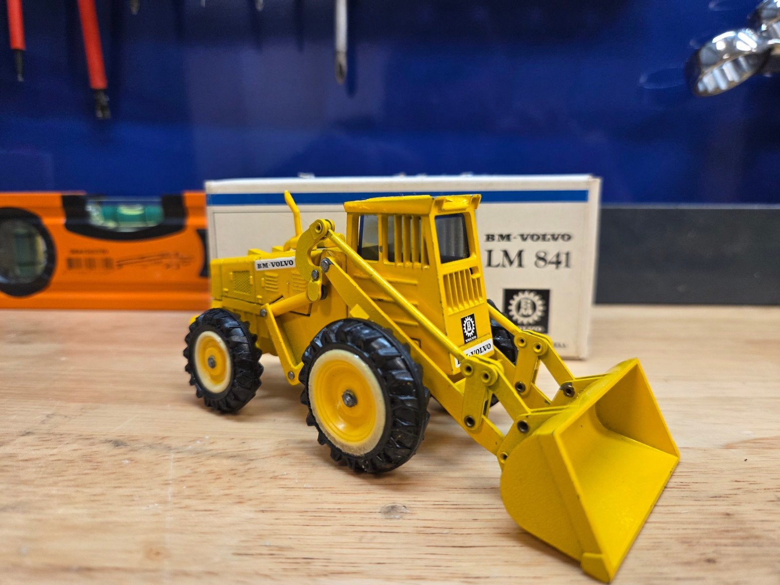 Volvo BM LM841 1:50 NZG model met doos, Ophalen of Verzenden, Zo goed als nieuw, Hijskraan, Tractor of Landbouw, NZG