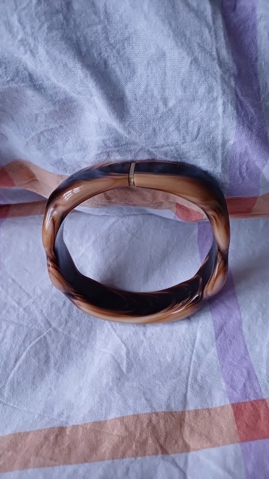 armband / hars / bruin / diameter 6,7 cm, Ophalen of Verzenden, Gebruikt, Bruin, Kunststof of Plastic