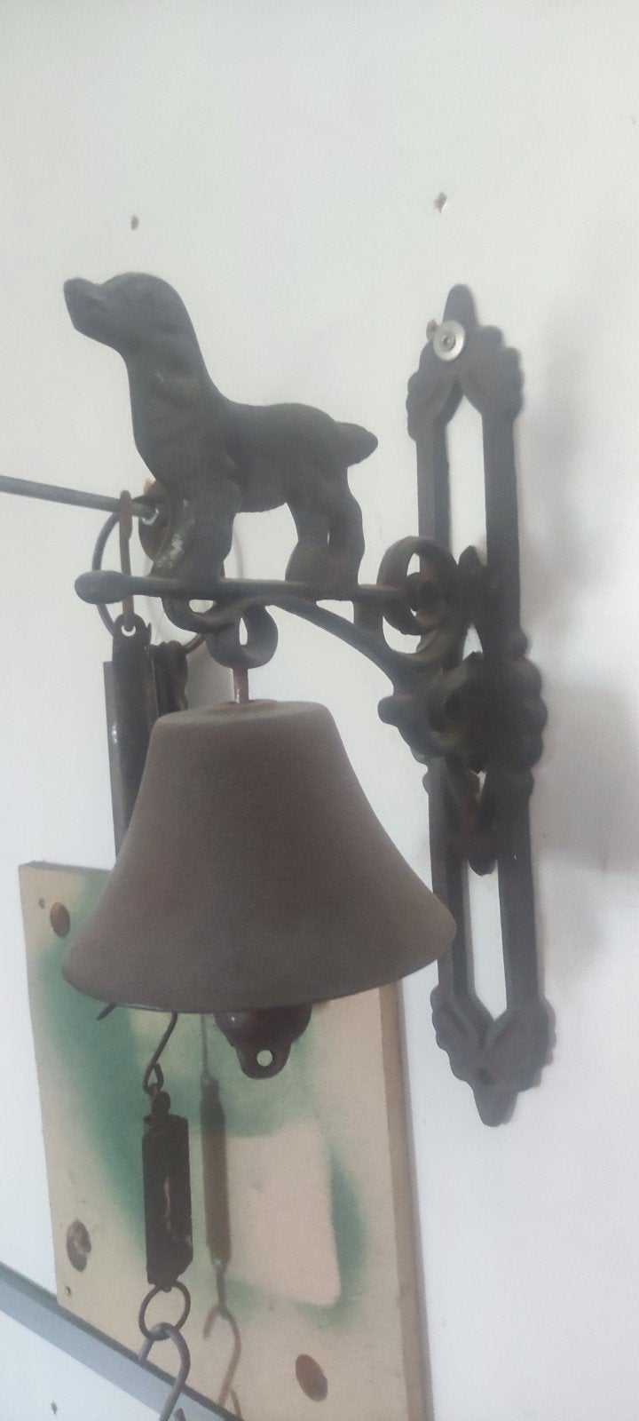 Antieke koperen deurbel met hond, Ophalen