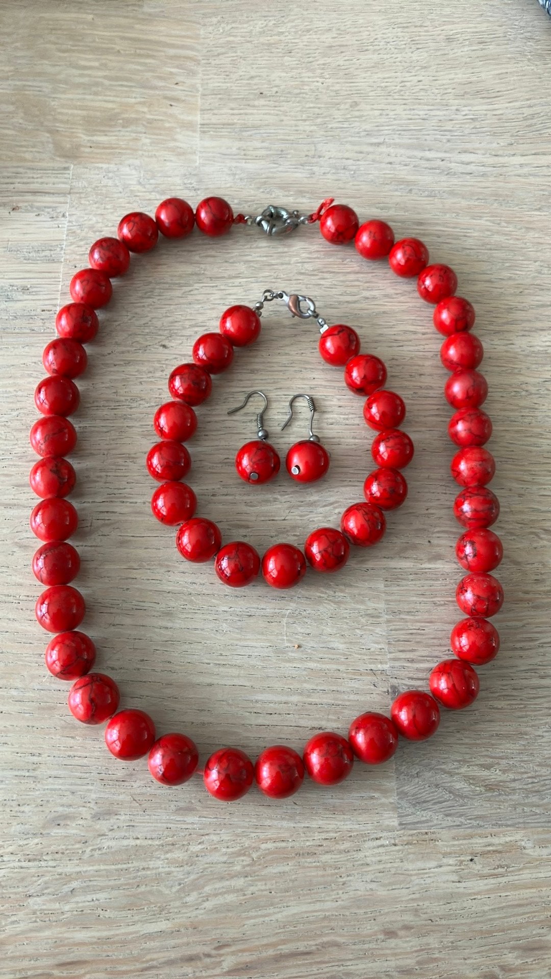 Mooie rood/zwart geaderde kralen set, Sieraden, Tassen en Uiterlijk, Kettingen, Ophalen of Verzenden, Zo goed als nieuw, Rood