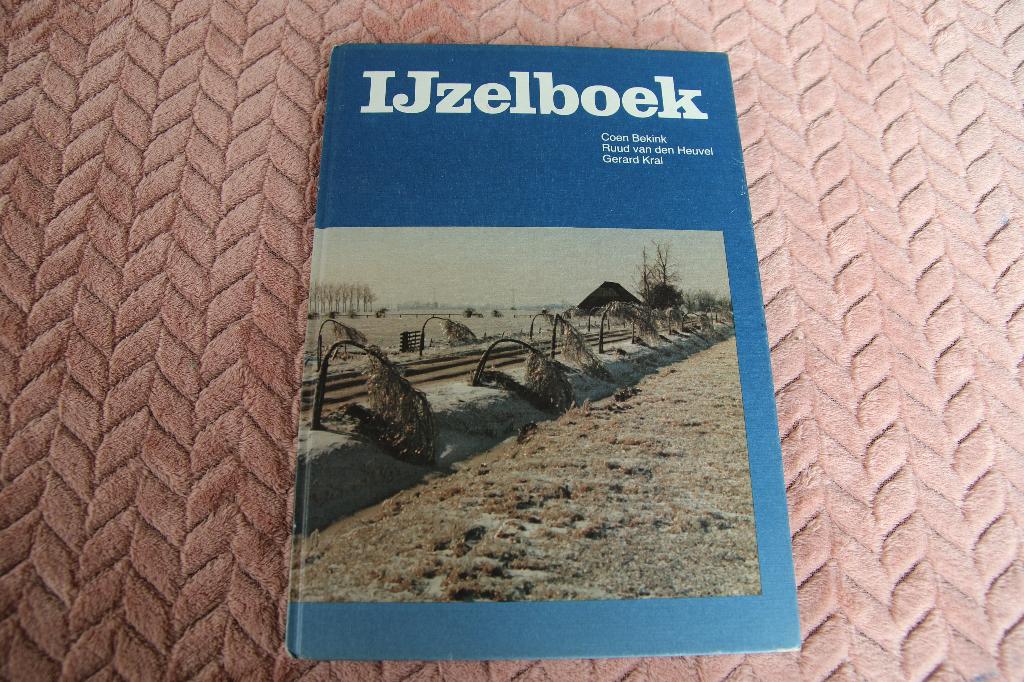 IJzelboek noord nederland, Ophalen of Verzenden, Gelezen