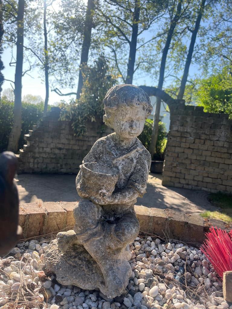 Vintage stenen tuinbeeld jongen met mand, Tuin en Terras, Ophalen, Gebruikt