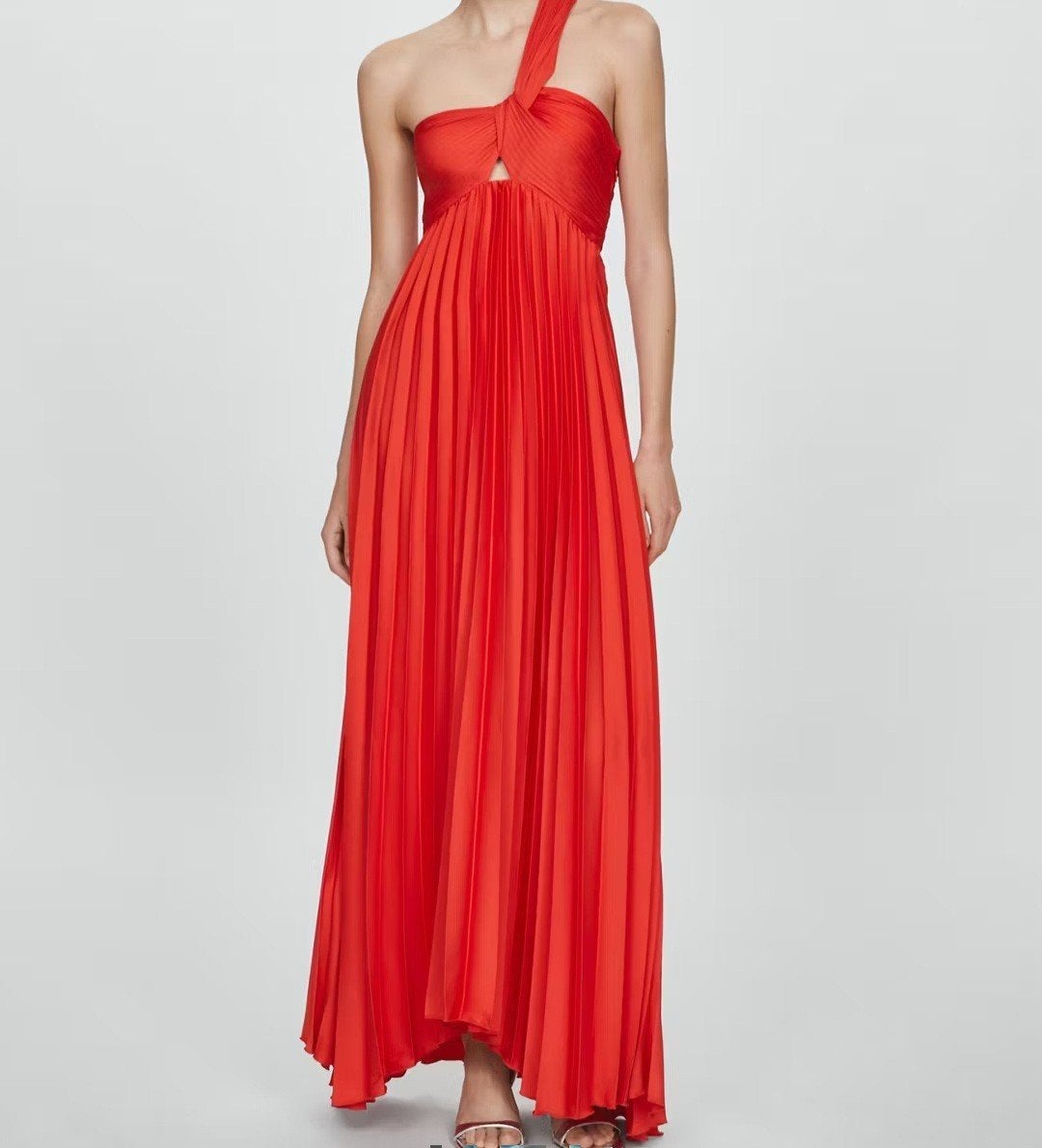 Lange A-lijn plissé jurk met asymmetrische M halslijn, Kleding | Dames, Maat 38/40 (M), Mango, Nieuw, Ophalen of Verzenden