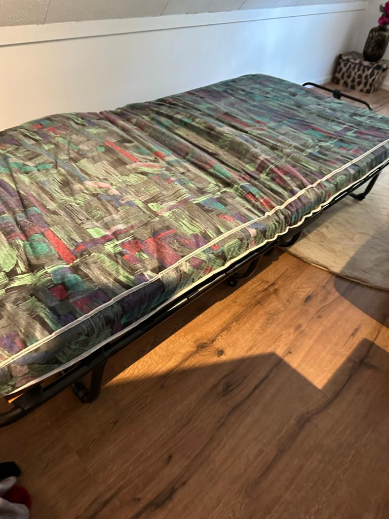 Opvouwbaar logeerbed met matras, Ophalen, Gebruikt, Eenpersoons, Zwart