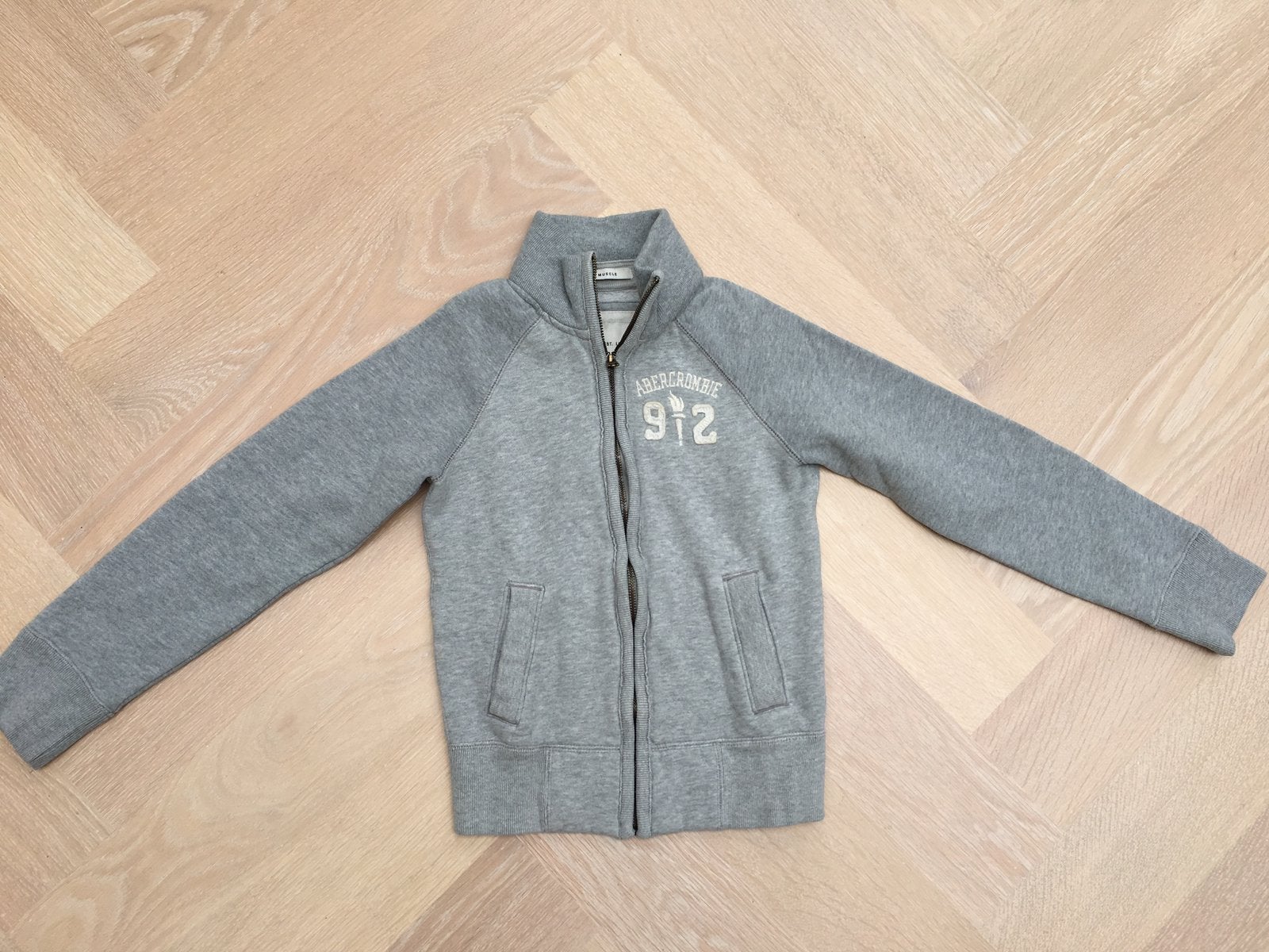ZGAN: Grijs vest van Abercrombie & Fitch kids maat S / 128, Ophalen of Verzenden, Zo goed als nieuw, Jongen, Trui of Vest