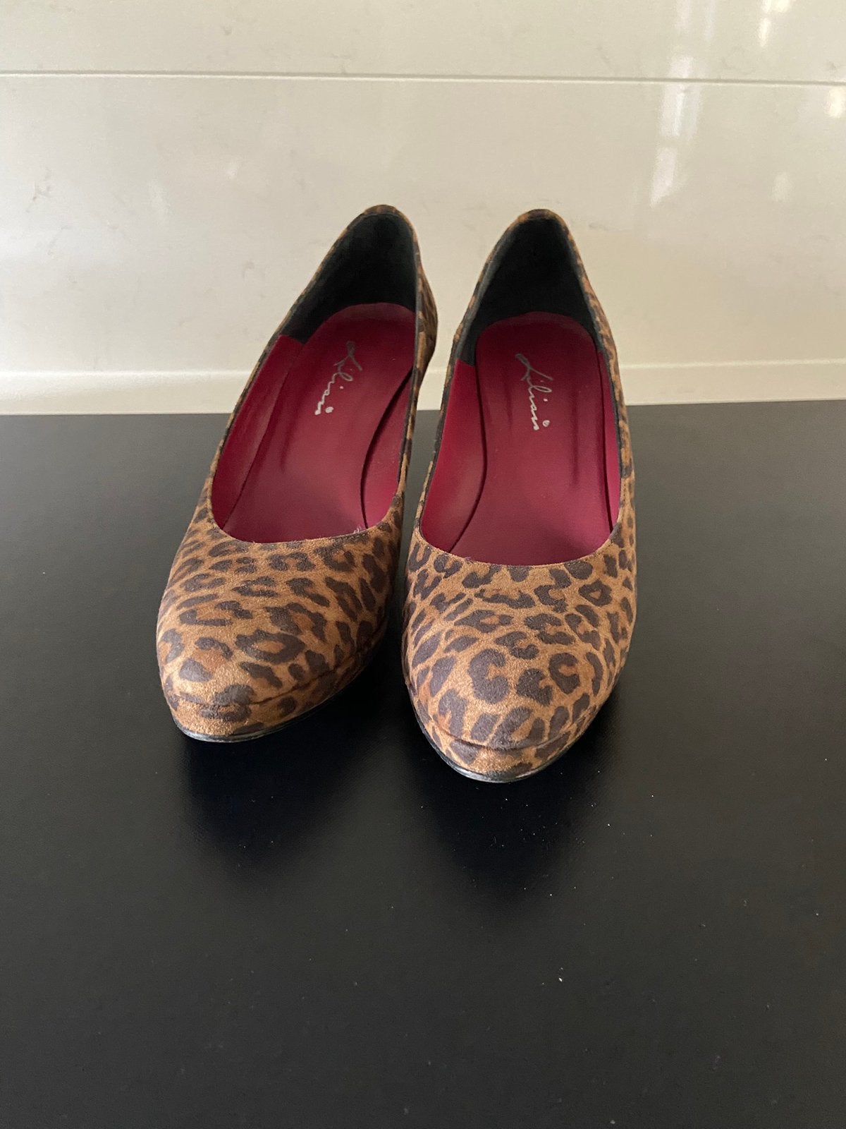 Bruine pumps van Lilian - mt 39 - z.g.a.n., Kleding | Dames, Schoenen, Ophalen of Verzenden, Zo goed als nieuw, Bruin