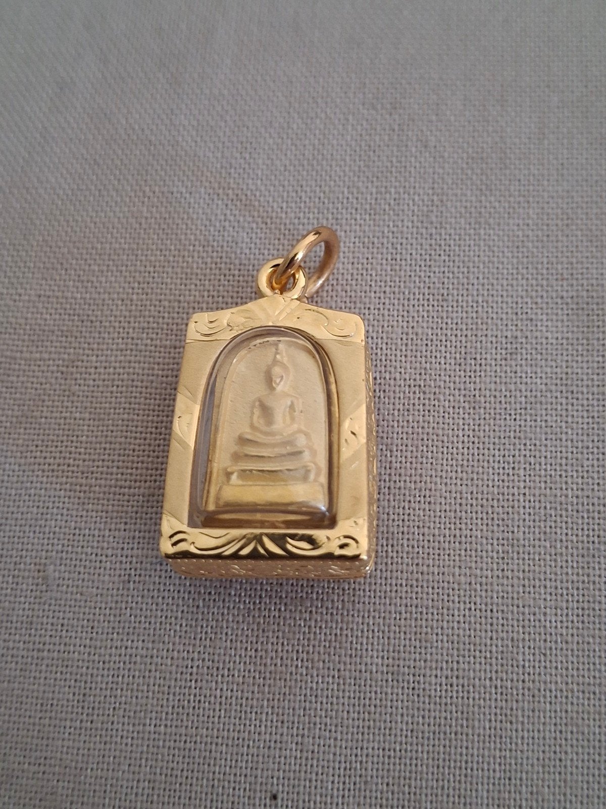 Goudkleurige metalen Thaise amulet in houder., Verzenden
