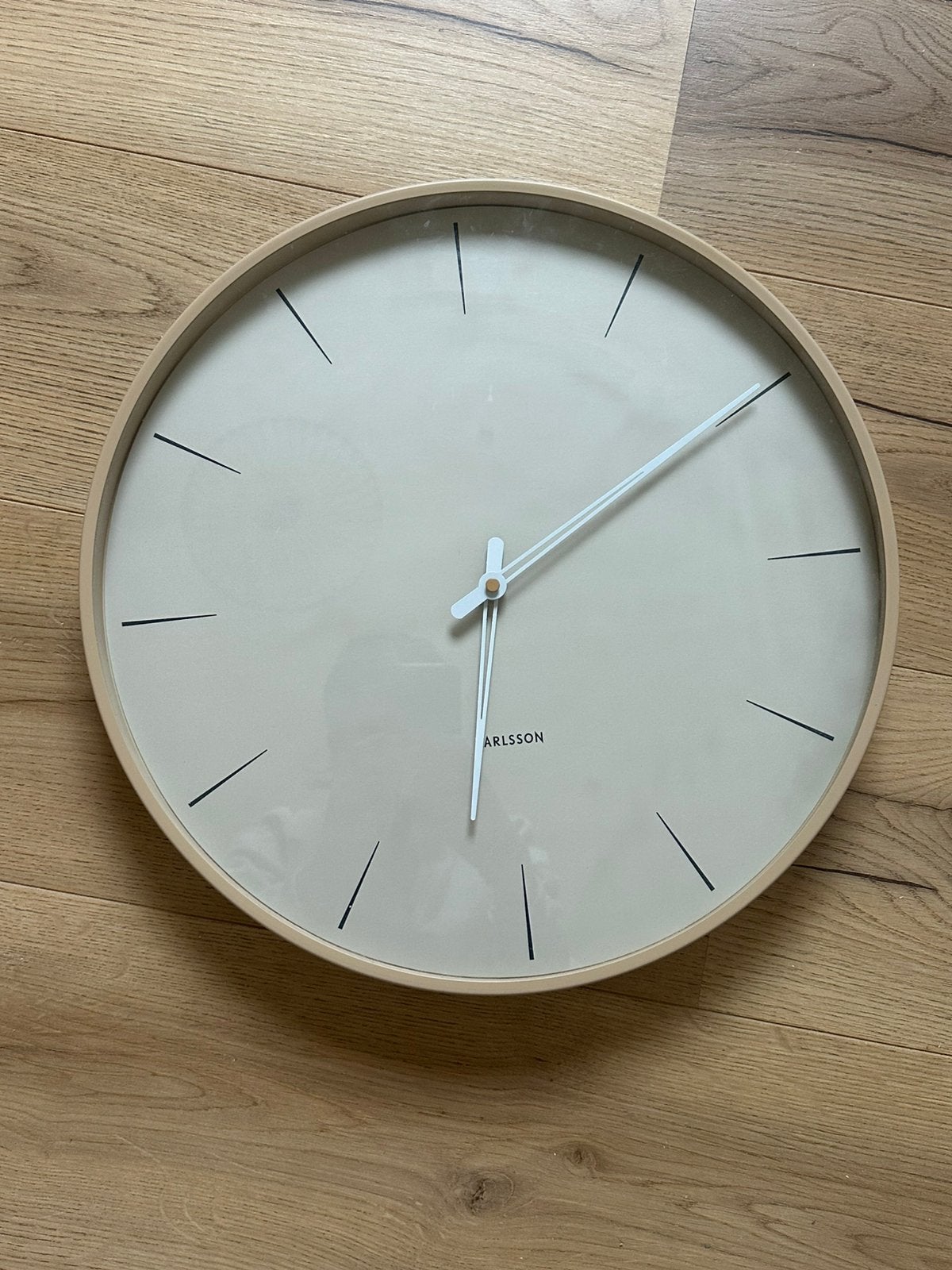 Karlsson wandklok 40 cm beige, nieuw!, Huis en Inrichting, Ophalen of Verzenden, Nieuw, Wandklok