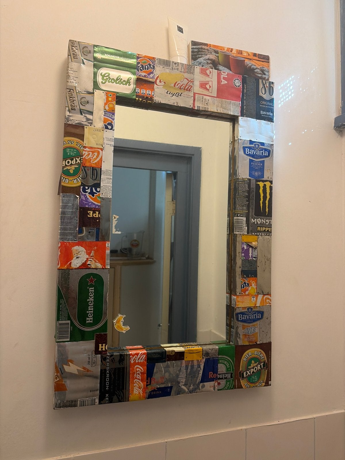 Unieke spiegel met lijst van gerecyclede blikjes, Ophalen, Gebruikt, Rechthoekig, 50 tot 75 cm