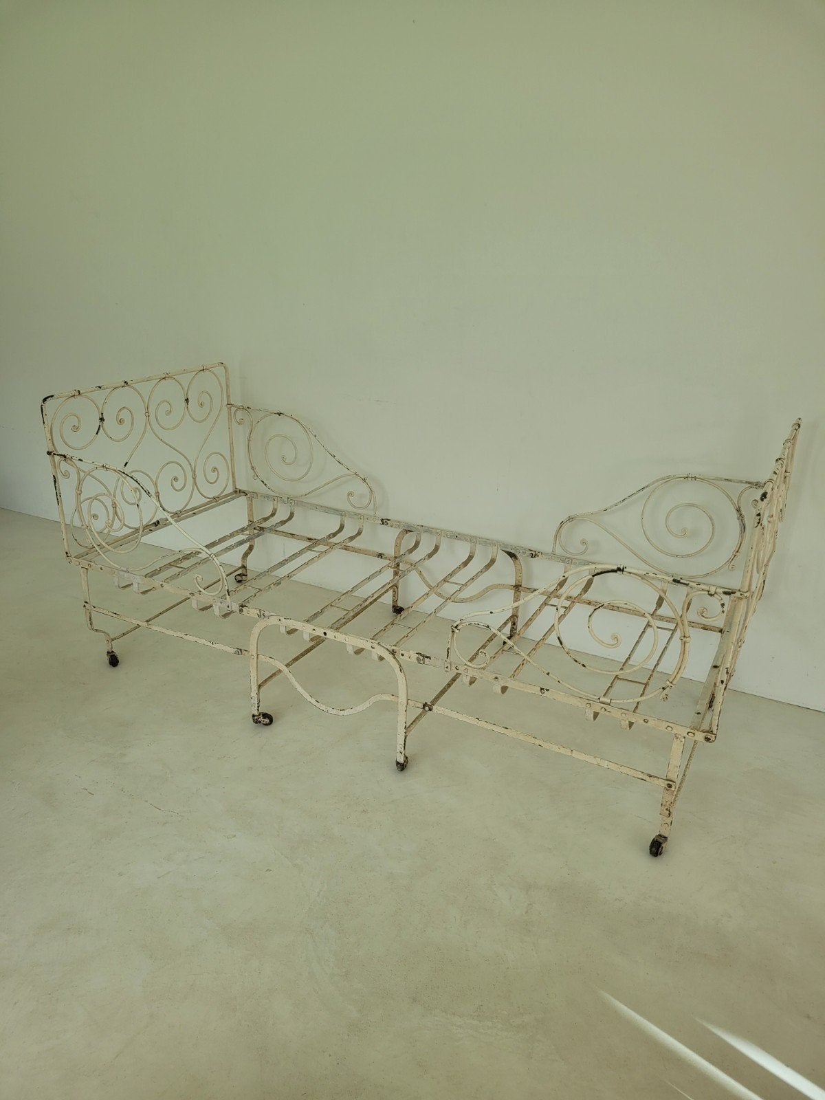 Antiek Frans ijzeren spijlen bed - Crème wit - Vintage, Antiek en Kunst, Ophalen