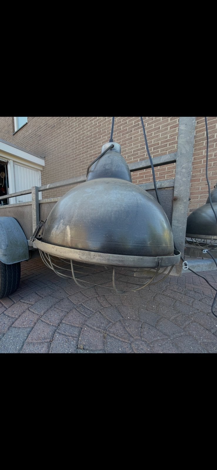 Set van 2 industriële hanglampen met beschermkooi, Antiek en Kunst, Ophalen