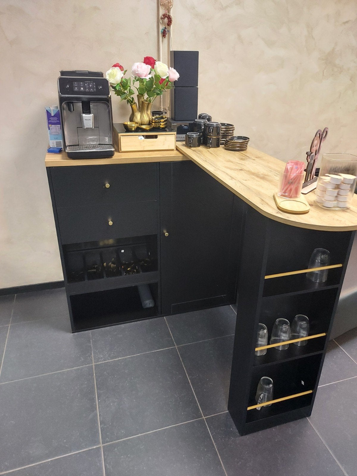 Moderne zwarte bar met houten blad en opbergruimte, Ophalen, Zo goed als nieuw