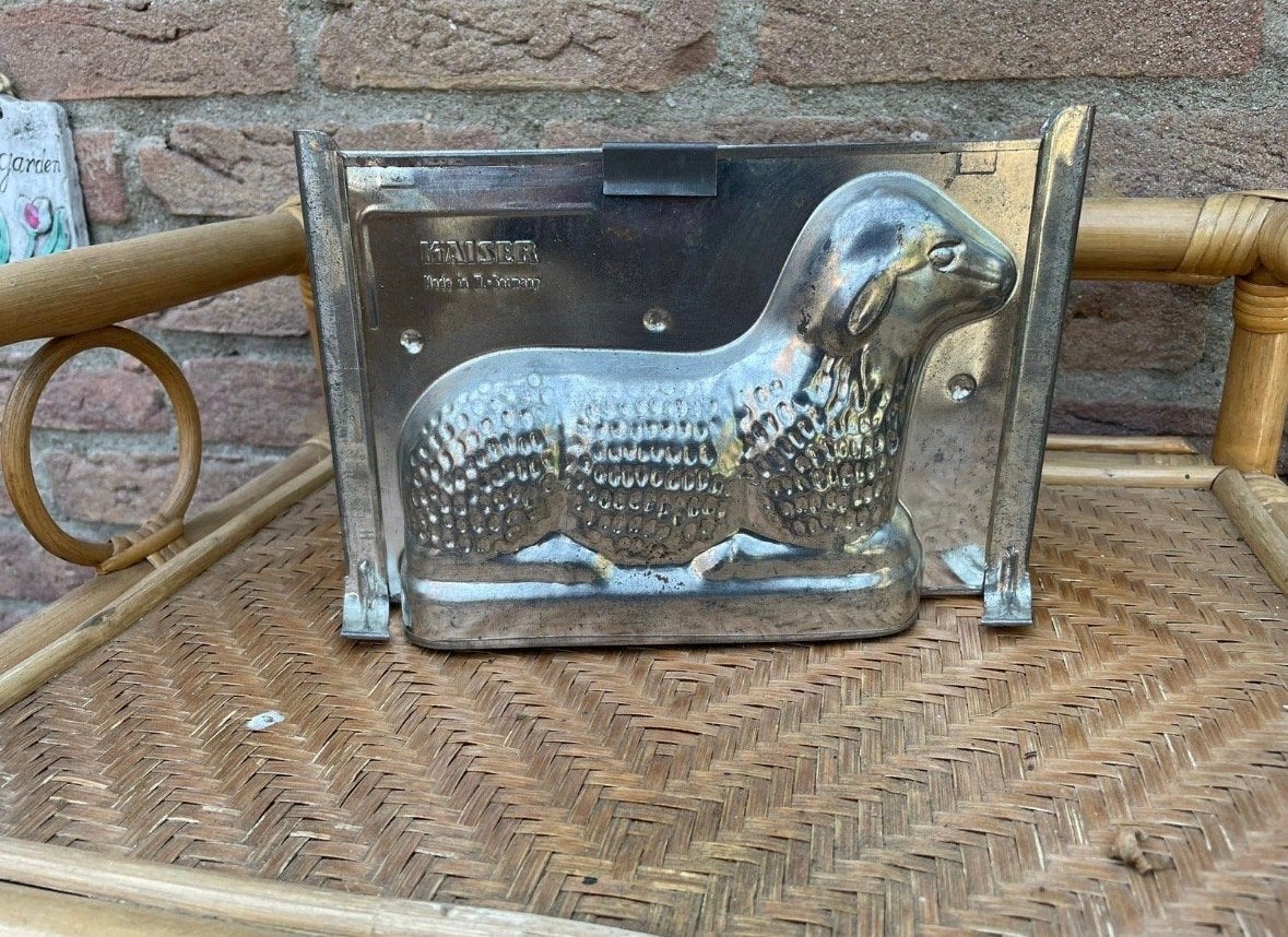 Oude chocolademallen: schaap, trompet en popje, Ophalen