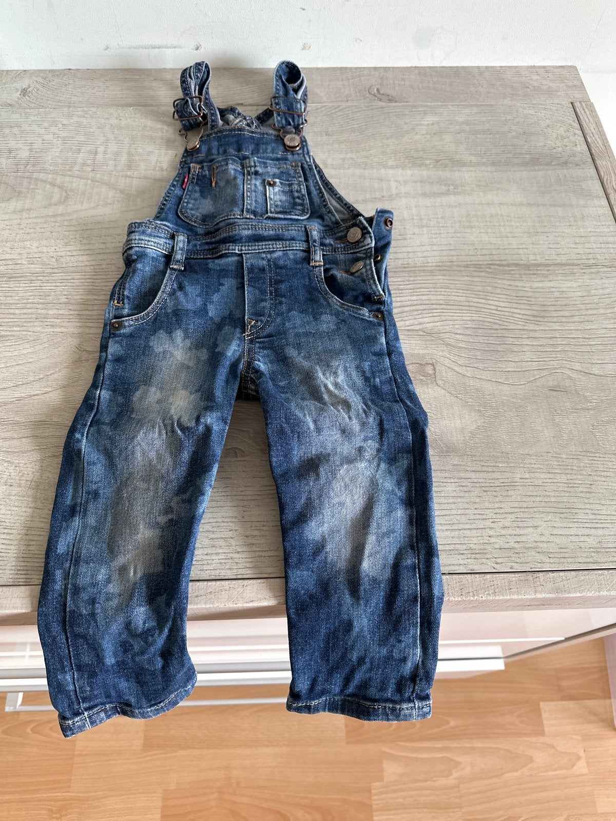 Levi's spijker tuinbroek voor baby's - 18 maanden (86-92), Ophalen of Verzenden, Gebruikt, Jongetje of Meisje