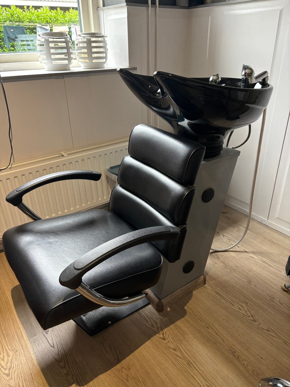 Mooie nette kapperswasunit met stoel.