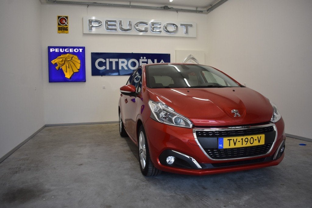 Peugeot 208 1.2 PureTech Signature 30.000 Km. 110Pk., Voorwielaandrijving, Gebruikt, 1199 cc, Met garantie (alle)