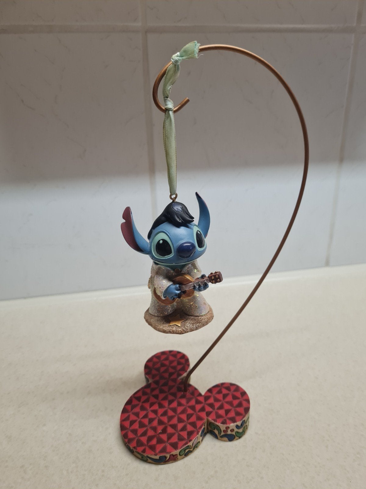 Disney retired Elvis Stitch ornament, Ophalen, Overige figuren, Zo goed als nieuw, Beeldje of Figuurtje