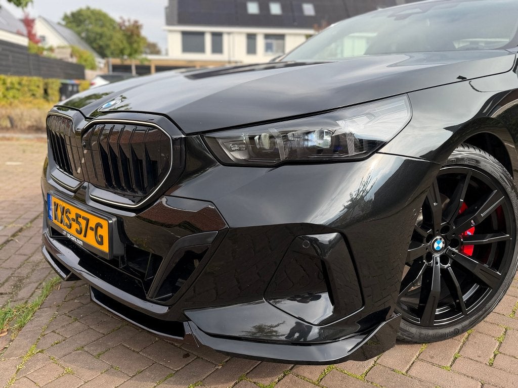 BMW 520i 2024 M Sport Pro M Performance | Individual | Pano, Automaat, Achterwielaandrijving, 2000 kg, Zwart