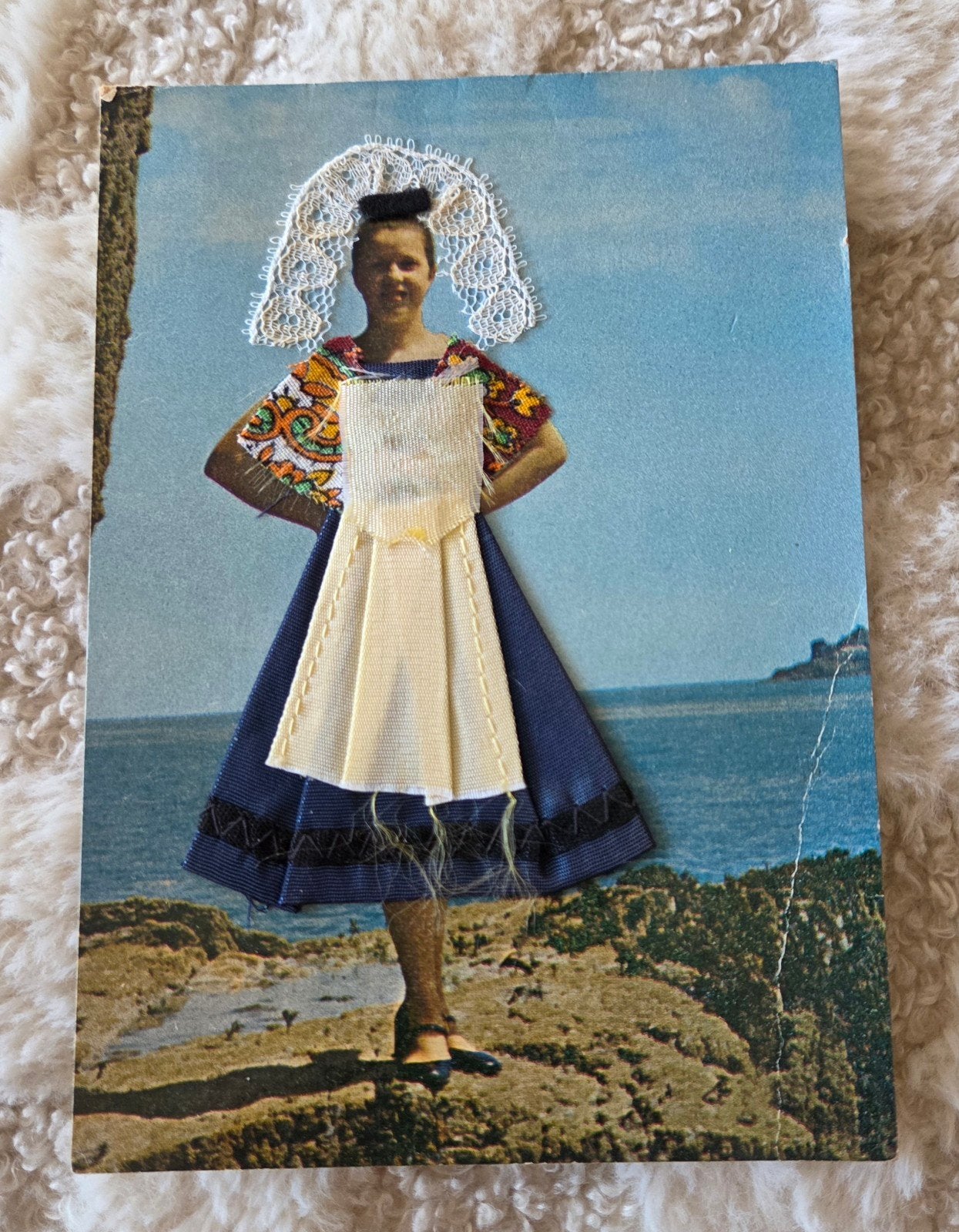 Vintage Ansichtkaart Klederdracht met Stofapplicatie, Verzamelen, Verzenden, 1940 tot 1960, Gelopen, Klederdracht