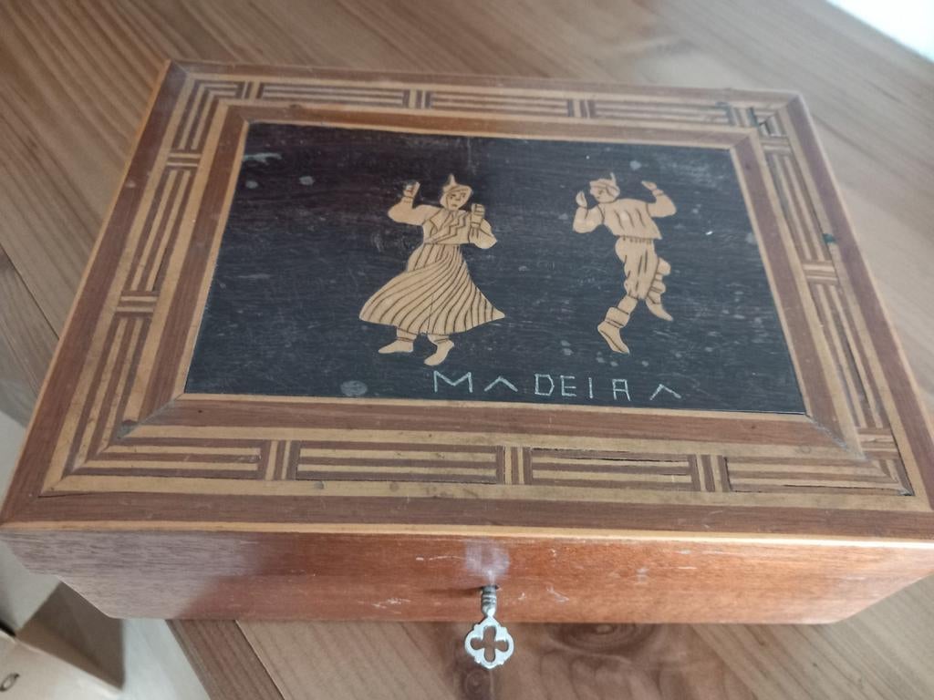 Antieke naaidoos met inlegwerk, ca 70 jaar oud, Ophalen