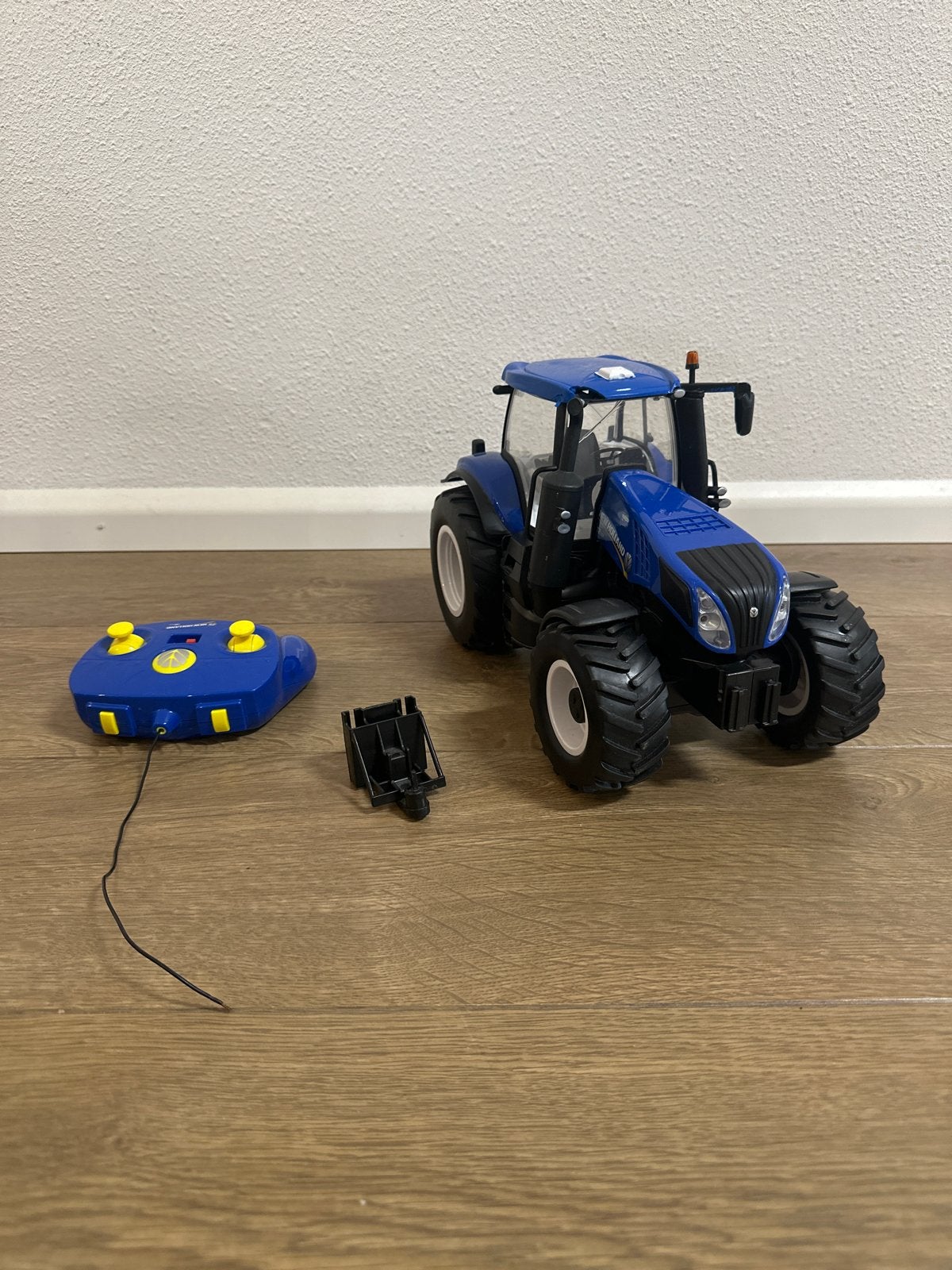 Bestuurbare tractor New Holland met afstandsbediening, Gebruikt