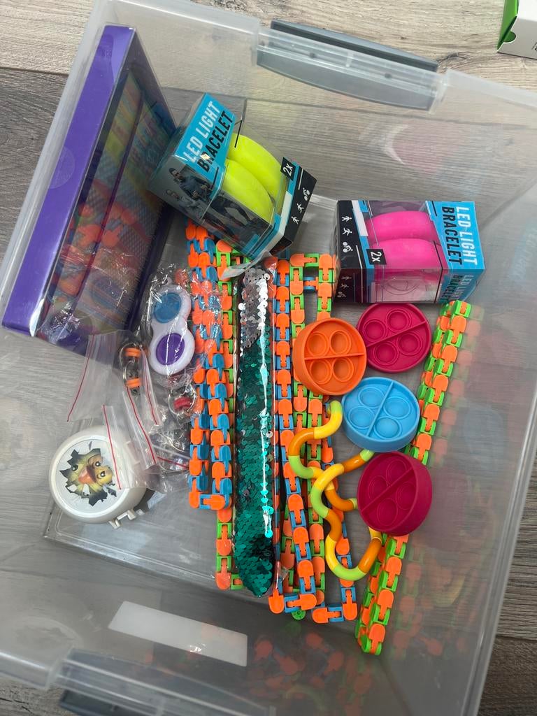 Bak vol fidget toys en twee armband lampjes, Kinderen en Baby's, Speelgoed | Overig, Ophalen of Verzenden, Nieuw, Jongen of Meisje