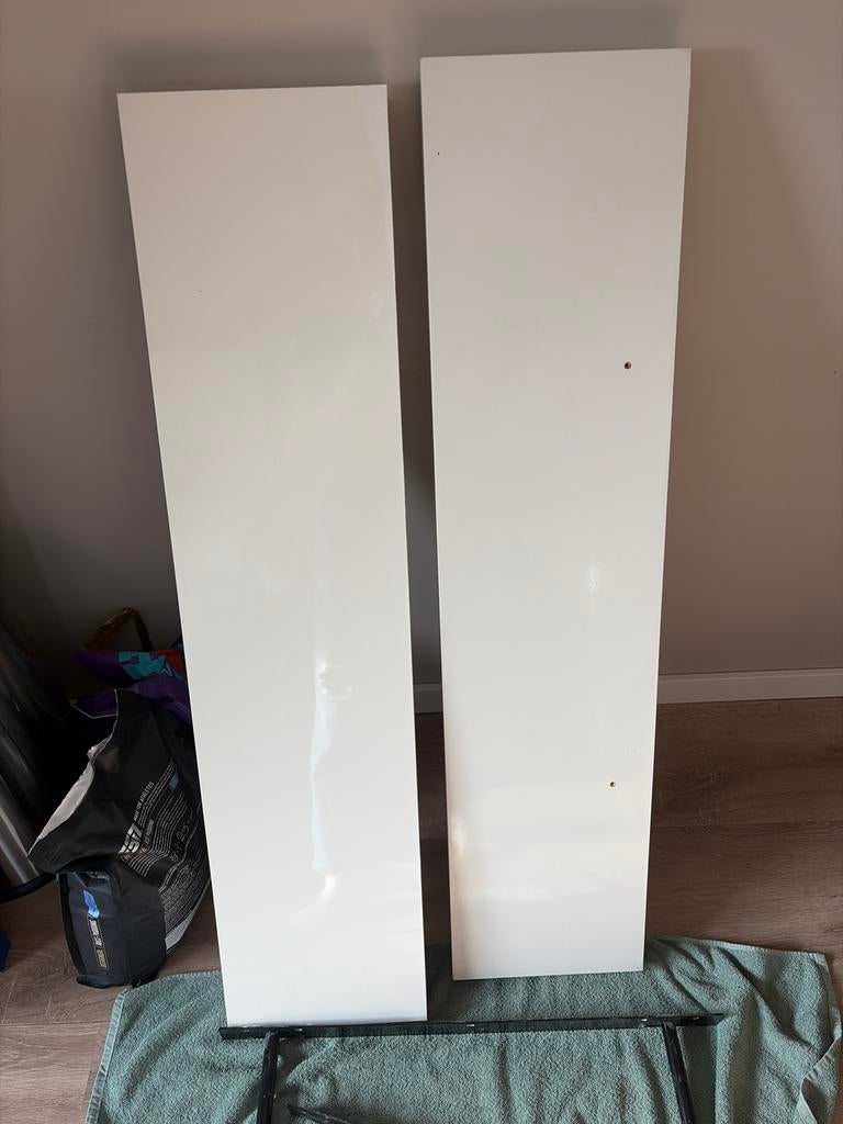 GRATIS Witte hoogglans planken met zwarte metalen beugels, Ophalen, Gebruikt