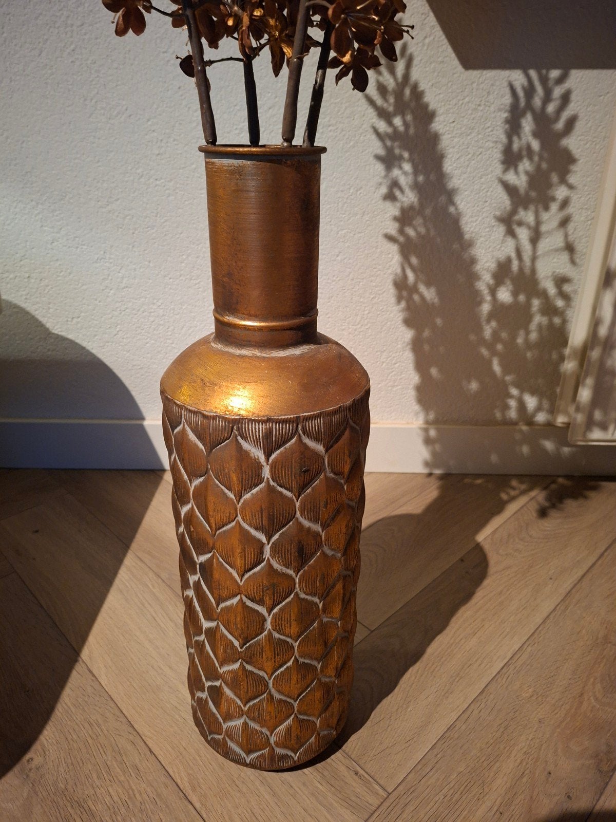 Grote koperkleurige vaas met passende kunstbloemen, Ophalen, Metaal