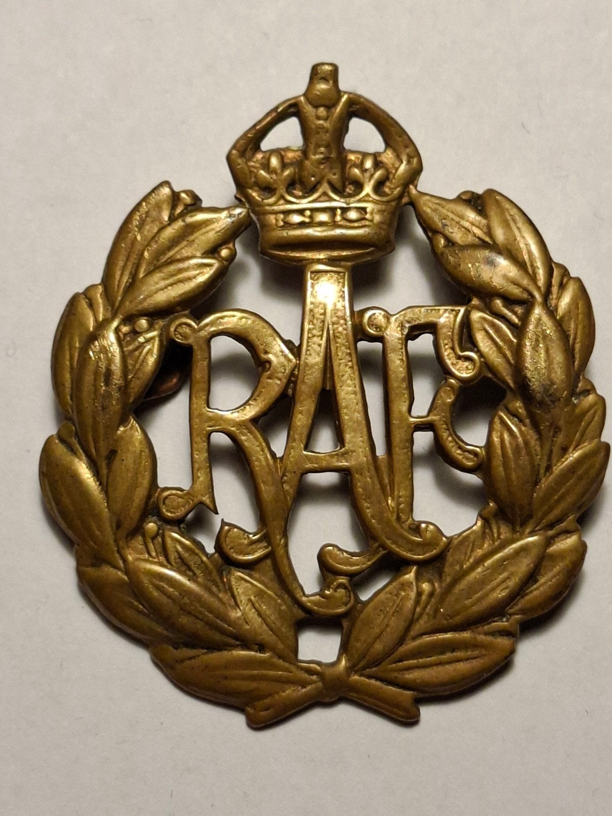 WO2 RAF cap badge, Verzamelen, Ophalen of Verzenden, Luchtmacht, Engeland, Embleem of Badge