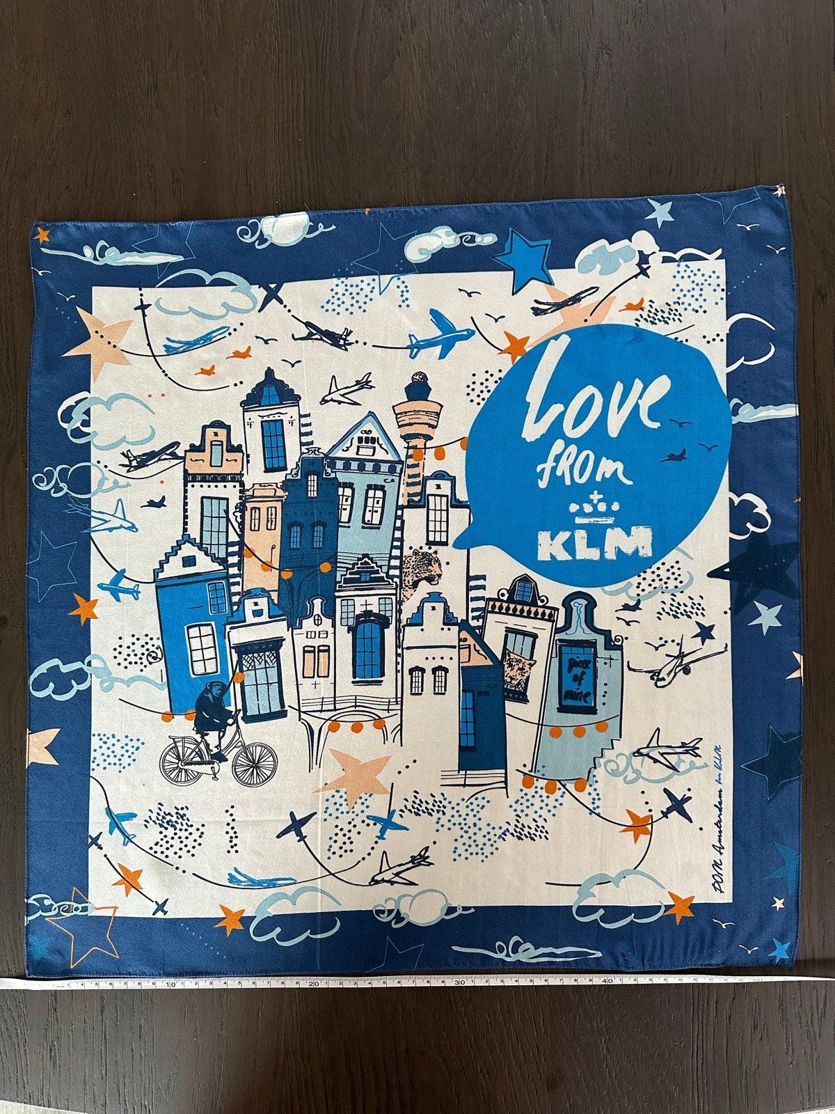 KLM x POM Amsterdam 100% zijden sjaaltje, Kleding | Dames, Mutsen, Sjaals en Handschoenen, Ophalen of Verzenden, Nieuw, Maat 38/40 (M)