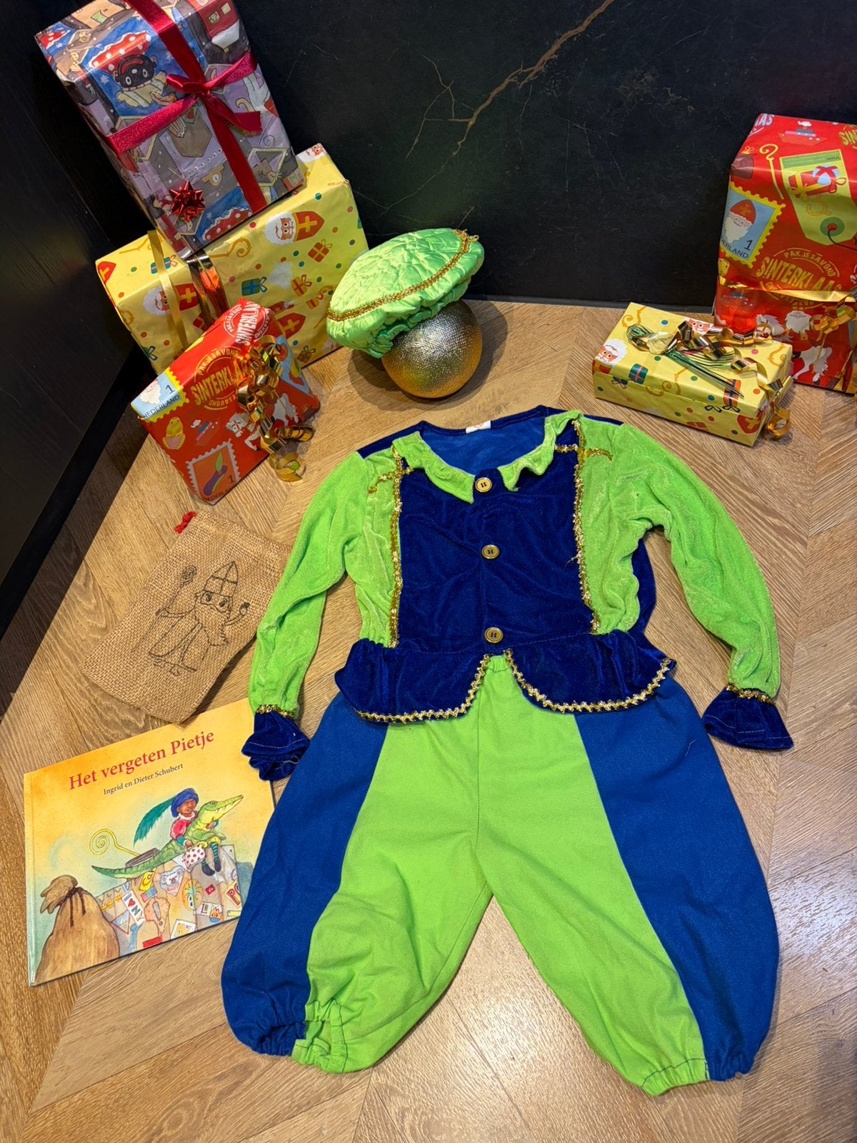 Pietenpak groen blauw maat 122 set sinterklaas boek, Ophalen of Verzenden, Zo goed als nieuw, 122 t/m 128, Jongen of Meisje