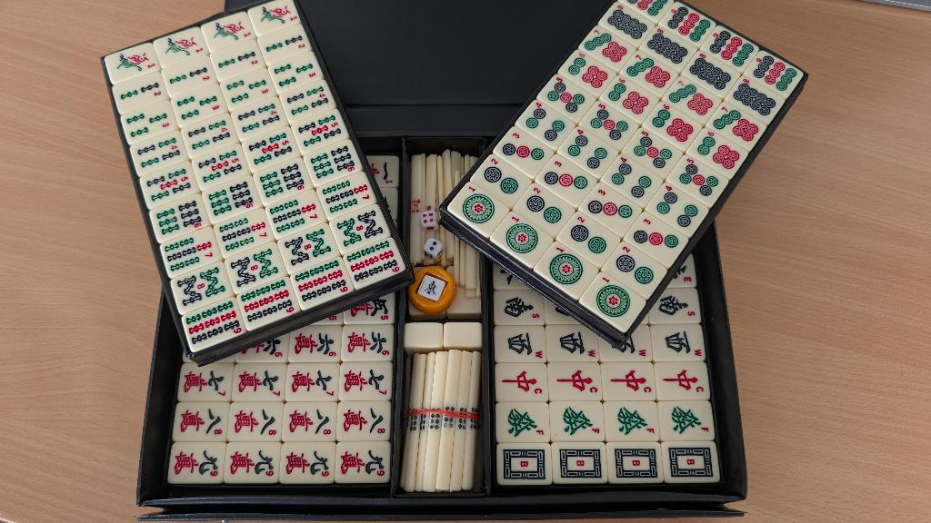 Mahjong set compleet in koffer, Hobby en Vrije tijd, Gezelschapsspellen | Bordspellen, Zo goed als nieuw, Drie of vier spelers