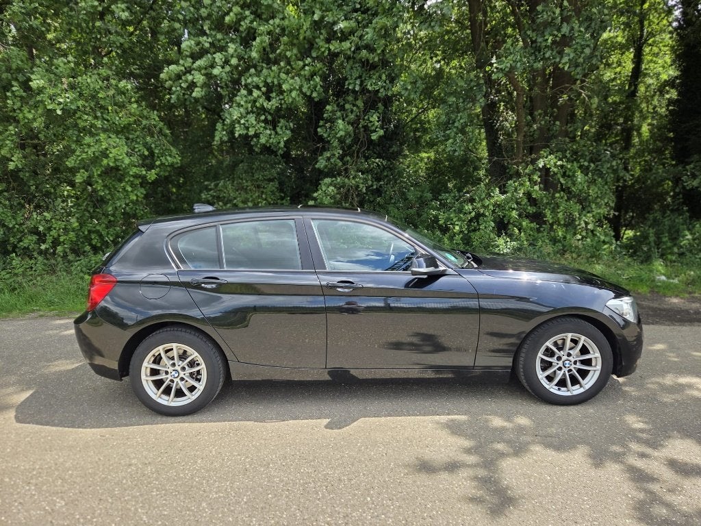 BMW 1-Serie 116i 136PK 5D Aut. 2013 Zwart, Auto's, Zwart, 4 cilinders, Zwart, 1200 kg