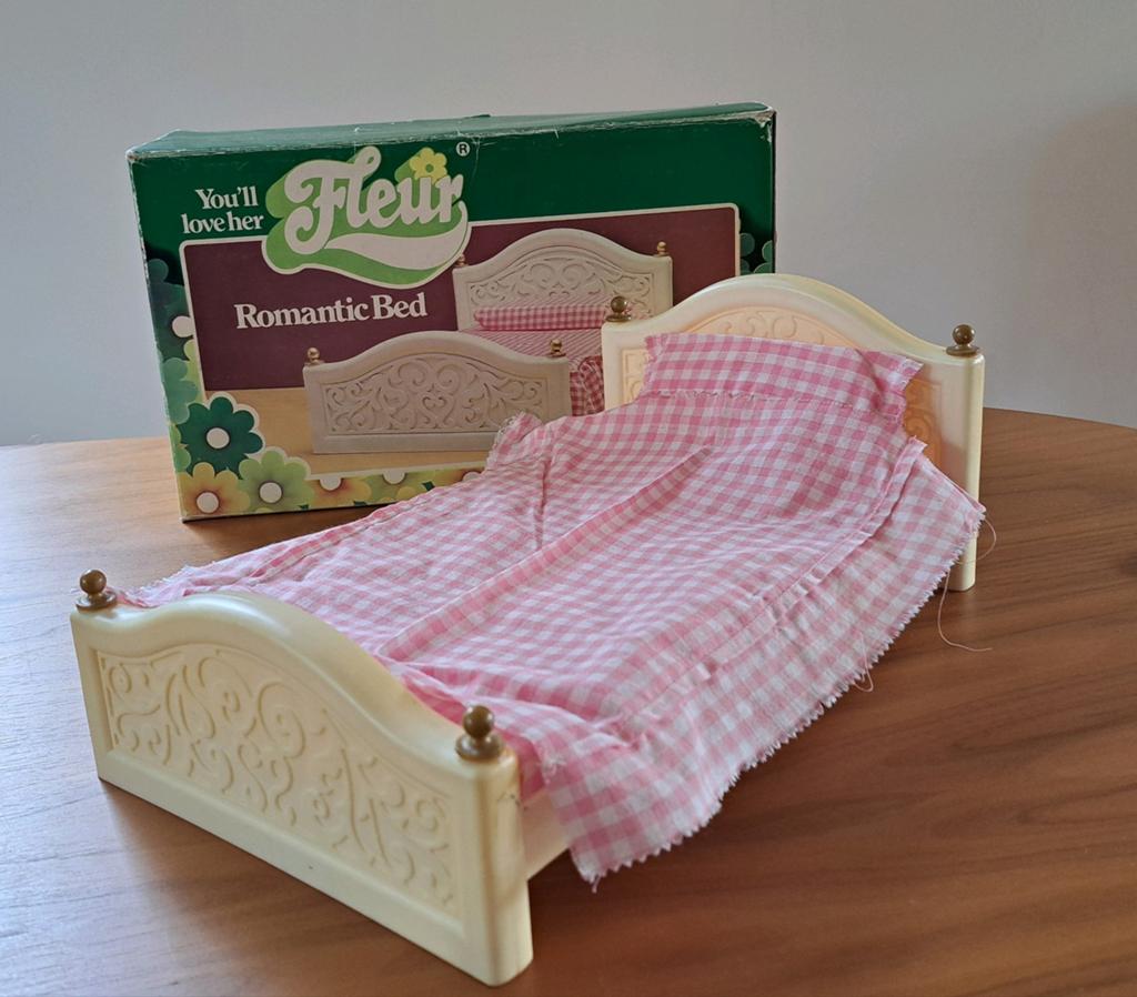 Fleur Romantisch Bed / Barbiebed - vintage, Ophalen of Verzenden, Barbie