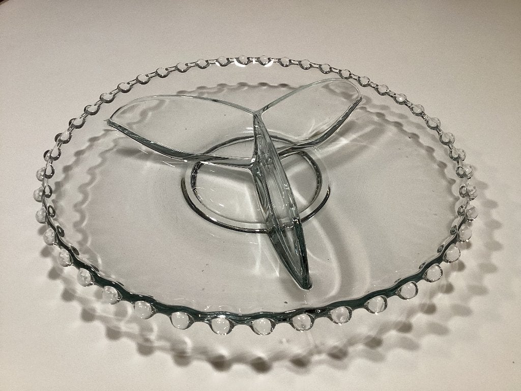 Glazen serveerschaal met drie vakken en parelrand, vintage, Gebruikt, Ophalen of Verzenden, Overige stijlen, Glas