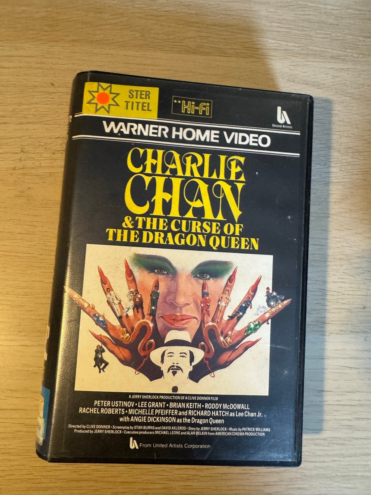 Charlie Chan & The Curse of the Dragon Queen VHS ex rental, Vanaf 12 jaar, Ophalen of Verzenden, Gebruikt, Thrillers en Misdaad
