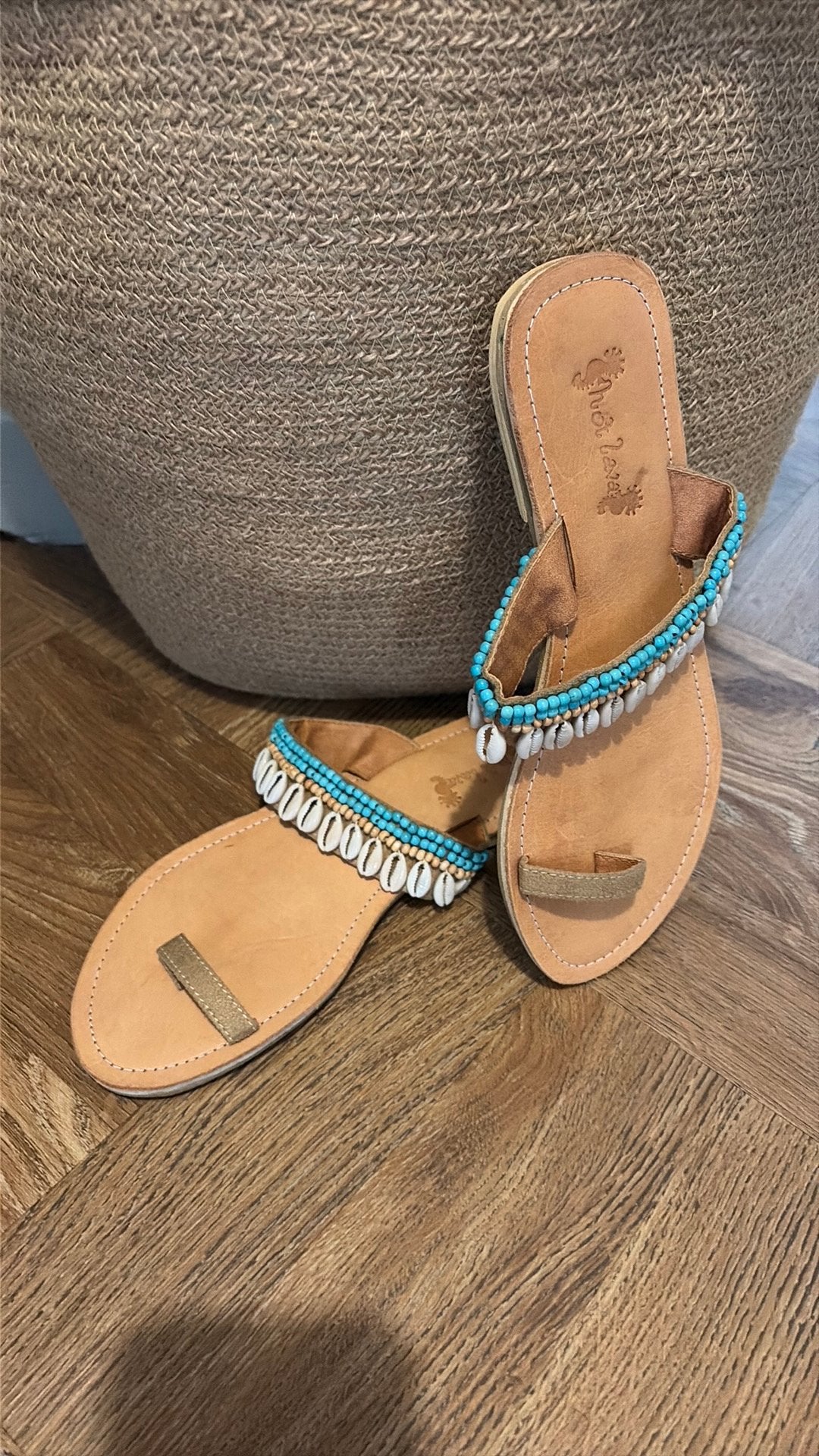 Hot Lava slippers handgemaakt leer kralen en schelpjes 38, Kleding | Dames, Verzenden, Nieuw, Blauw