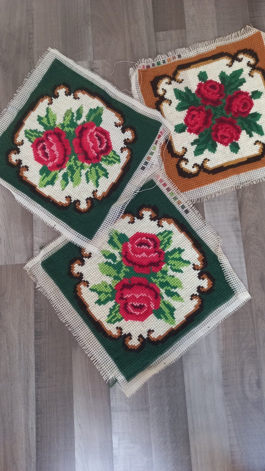 Drie borduurwerken. Vintage. Kussens. Rozen, Ophalen of Verzenden, Huis en Inrichting