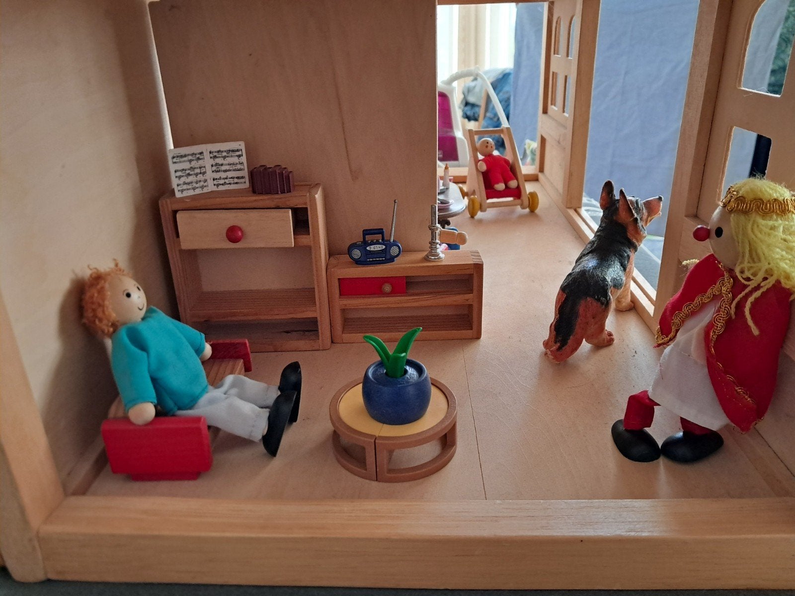 Foto 7 van Groot Playwood Poppenhuis met Meubels Poppetjes & Accessoire