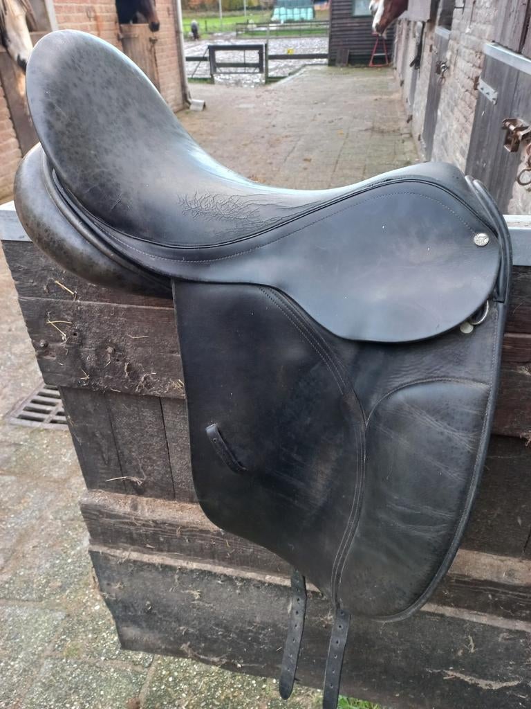 Dressuurzadel paard 18,5 inch, Dieren en Toebehoren, Paarden en Pony's | Zadels, Ophalen of Verzenden, Gebruikt, Dressuur
